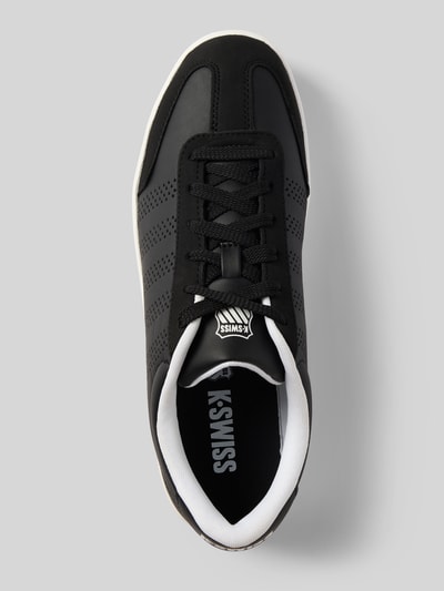 Produktfoto, Sneaker mit Label-Print Modell 'COURT' von K-Swiss, abgerundete Form, Schnürverschluss, schwarze Lochmuster-Oberfläche, strukturierte Sohle, matte und glatte Texturen, 3 cm Absatz, 7 cm Schafthöhe, 10 cm Schaftweite
