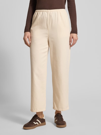 Frauenmodel trägt Wide Fit Stoffhose mit elastischem Bund Modell 'Lycaz' von American Vintage aus reiner Baumwolle in Beige, Ganzkörperansicht von vorne.