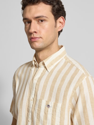 Männermodel trägt Regular Fit Freizeithemd aus Leinen-Baumwoll-Mix von Gant, gestreift, button-down kraag, borstzak, label-stitching, Nahaufnahme Oberkörper