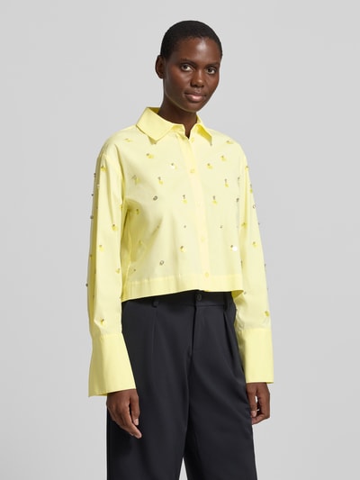 Vrouwenmodel draagt Relaxed Fit Hemdbluse mit Allover-Ziersteinbesatz van Liu Jo White in lichtgeel katoenmix met overhemdkraag, knoopsluiting, sportmanchet en met lange mouwen, all-over siersteentjes, Ganzkörperansicht van voren.