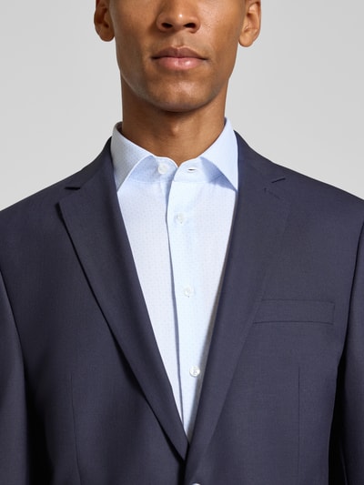 Männermodel trägt Slim Fit Businesshemd aus reiner Baumwolle Modell 'New Kent' von Seidensticker, Herren Businesshemd, Nahaufnahme Oberkörper.