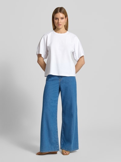 Kobiece model prezentuje T-shirt z okrągłym dekoltem model 'CELLULA' od MM by Max Mara, czysta bawełna, krój relaxed fit, widok całej sylwetki z przodu.