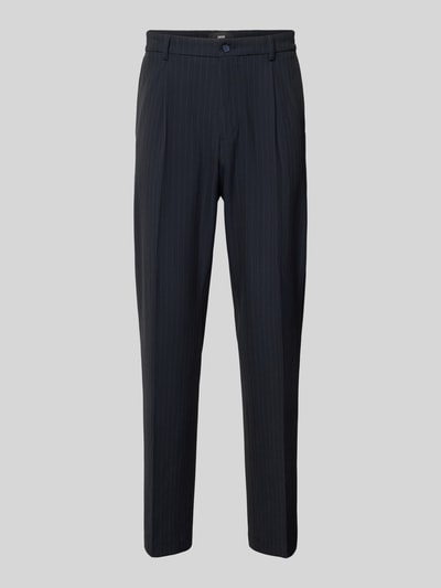 Produktfoto, schwarze Straight Fit Hose mit feinen Nadelstreifen und Bundfalten, Modell 'Leto' von CINQUE, elastischer Viskose-Mix, Eingriff- und Gesäßtaschen, sichtbarer Knopf- und Reißverschluss, glatte Stofftextur, dezentes Streifenmuster, Kontext: Herren Hose mit Bundweite 45 cm und Innenbeinlänge 80 cm, klassische Business-Optik