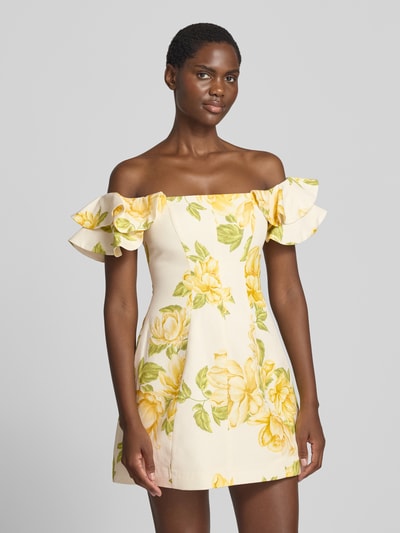 Frauenmodel trägt Minikleid aus Leinen-Mix mit Viskose-Anteil Modell 'Kenzie' von Forever New, floraler Print in Gelb und Grün, taillierte Passform, Off-Shoulder, Nahaufnahme Oberkörper.