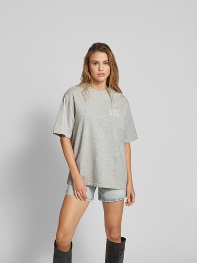 Anine Bing T-Shirt mit Label-Print Hellgrau Melange 4