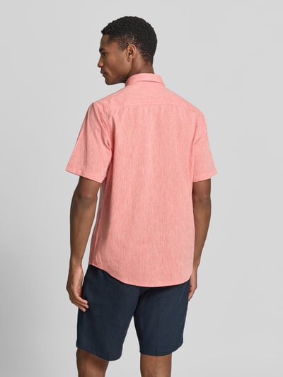 Männermodel trägt Regular Fit T-Shirt aus Baumwoll-Mix von Lerros in Rosa mit Rundhalsausschnitt, Ganzkörperansicht Rückansicht. Rückenlänge und Schulterbreite orientieren sich an Größe M; Feinstruktur und Label-Detail sichtbar.