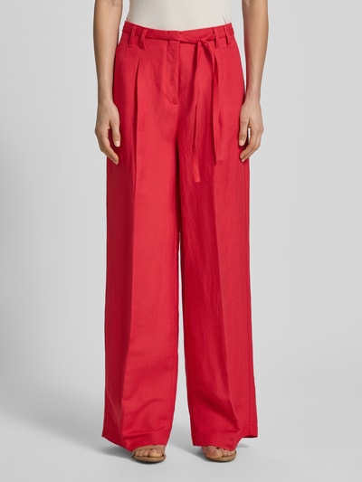 Frauenmodel trägt Wide Leg Hose aus Leinen-Mix mit Gürtel von Christian Berg Woman Selection in Rot, Bundfalten, Ganzkörperansicht von vorne.