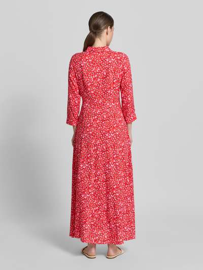 Frauenmodel trägt Hemdblusenkleid aus Reine Viskose mit Knopfleiste Modell 'SAVANNA' von YAS, Allover-Look, A-Linie, Maxikleid, Ganzkörperansicht Rückansicht. Rückenlänge bei Größe S: 140 cm, Brustweite: 47 cm, Ärmellänge: 49 cm.