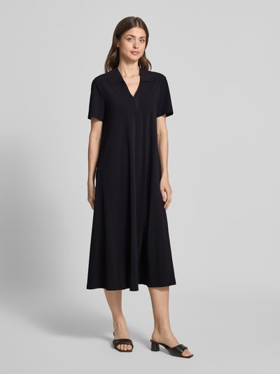 Frauenmodel trägt Midikleid mit Strukturmuster und Umlegekragen Modell 'JOSEPHINA' von Raffaello Rossi, Loose Fit, Ganzkörperansicht von vorne