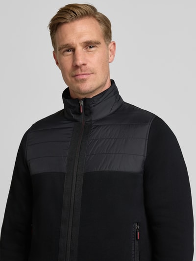 Männermodel trägt Regular Fit Jacke mit gefüttertem Stehkragen von Christian Berg Men, Reine Baumwolle, Schwarz, Nahaufnahme Oberkörper.