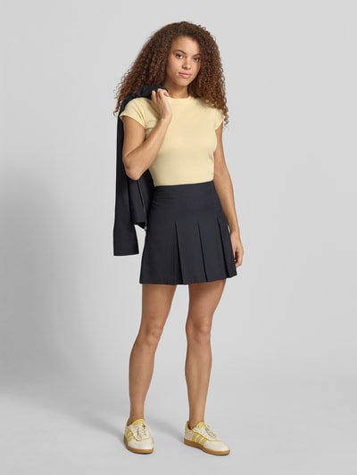 Frauenmodel trägt Damen T-Shirt mit Rundhalsausschnitt Modell 'EVERYDAY' von Topshop, Baumwoll-Mix, Slim-Fit, helle Farbe, Rückenlänge bei Größe S 54 cm, Ganzkörperansicht von vorne.