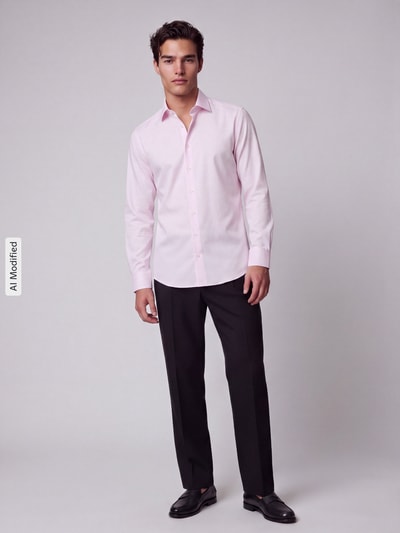 Männermodel trägt Modern Fit Businesshemd aus reiner Baumwolle von OLYMP, hellrosa, glatte Textur, schwarze Hose, Ganzkörperansicht von vorne, KI-modifiziertes Bild.