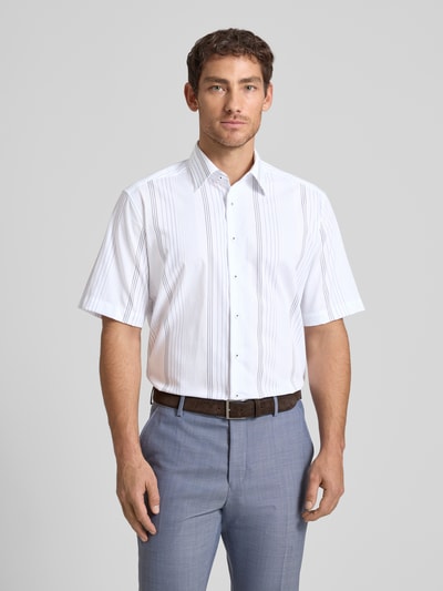 Männermodel trägt Comfort Fit Business-Hemd aus Reine Baumwolle mit Kentkragen von ETERNA, 1/2-Arm, Ganzkörperansicht von vorne, Rückenlänge 80 cm, Schulterbreite 46 cm, Ärmellänge 29 cm, weiß mit feinen Streifen, glatte Textur