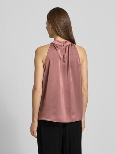 Frauenmodel trägt Blusentop aus Satin mit floraler Applikation Modell 'Rosette' von Neo Noir in Rosé mit Neckholder, Regular-Fit, Knopfverschluss, Rückenlänge bei Größe 36: 61 cm, Ganzkörperansicht Rückansicht.