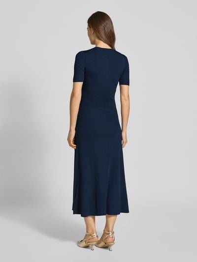 Frauenmodel trägt Eng anliegendes Freizeitkleid aus Viskose-Mix von Tommy Hilfiger, Optik: Unifarben, Passform: eng anliegend, Midi-Länge, Rundhals, Logo-Detail, Zierknöpfe, Knopfleiste, Kurzarm, Ganzkörperansicht Rückansicht.