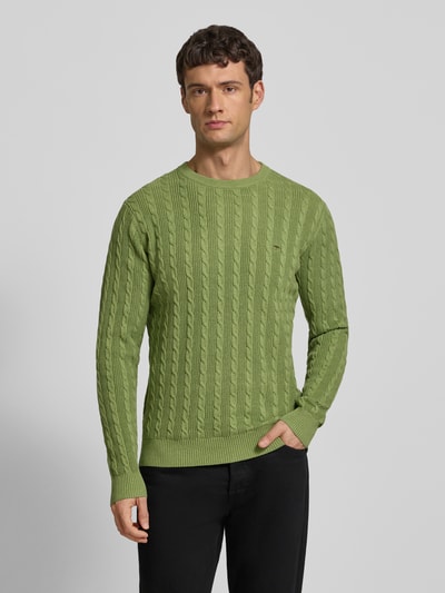Männermodel trägt Strickpullover mit Zopfmuster und Label-Stitching von Fynch-Hatton in Grün, Reine Baumwolle, Slim-Fit, Ganzkörperansicht von vorne.