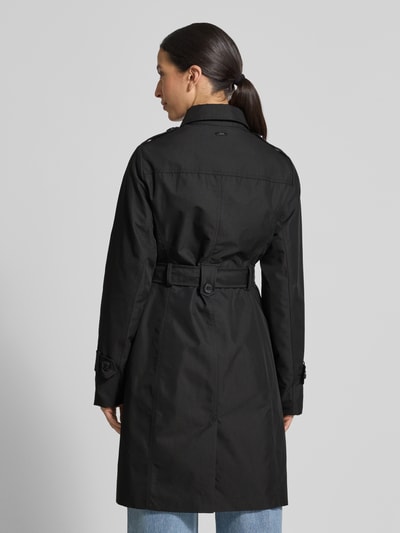 Frauenmodel trägt Regular Fit Trenchcoat aus Baumwoll-Mix von s.Oliver RED LABEL, Optik: Unifarben, Rückenpasse, Schulterklappen, Langarm, Gürtelschlaufen, Rückenansicht, Ganzkörperansicht Rückansicht.