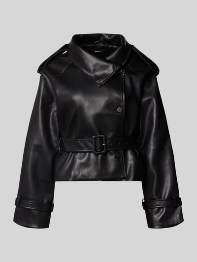 Produktfoto, Jacke in Leder-Optik mit Gürtel von Gina Tricot, schwarze Farbe, matte Textur, sichtbare Knopfleiste und Gürtel, reguläre Passform, Details wie Ärmelriegel, konische Formen, Damenjacke mit Rückenlänge 54 cm, Schulterbreite 43 cm, Brustweite 62 cm, Ärmellänge 70 cm
