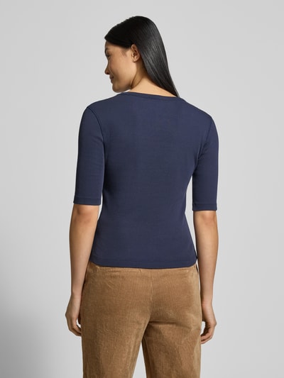 Vrouwenmodel draagt T-shirt met 1/2-arm Model 'SELAY' van Drykorn, puur katoen, slim fit, ronde hals, ruglengte maat S 52 cm. Ganzkörperansicht Rückansicht.