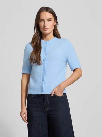 Frauenmodel trägt Strickjacke mit Knopfleiste Modell 'NOURA' von Samsøe Samsøe aus Woll-Alpaka-Mix mit Stretch-Anteil, Regular-Fit, gerippte Abschlüsse, Rundhalsausschnitt, 1/2-Ärmel, Rückenlänge 49 cm, Ärmellänge 26 cm, sanftes Hellblau, weiche Textur, Ganzkörperansicht von vorne.