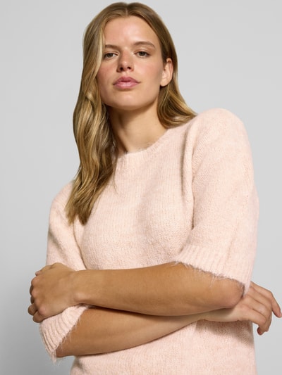 Vrouwenmodel draagt pullover met 1/2-mouwen van Model 'SUTTON' van NOISY MAY®, materiaalmix met wol, regular fit, ronde hals, detailopname bovenlichaam.