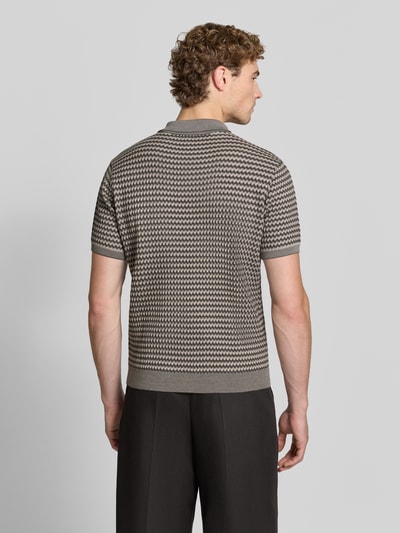 Männermodel trägt Regular Fit Poloshirt aus Woll-Mix von Emporio Armani, Feinstrick, Kurzarm, elastische Abschlüsse, Ganzkörperansicht Rückansicht.