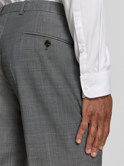 Männermodel trägt Modern Fit Anzughose mit Woll-Anteil Modell 'Brad' von JOOP! Collection im Webmuster und Unifarbenes-Design, Detailaufnahme Gesäßtasche