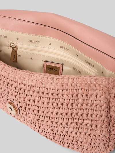 Produktfoto, Shoulder Bag in Flecht-Optik Modell 'OFELIA' von Guess, rosa, Baststruktur, Innenfach mit Logo-Detail, Magnetverschluss, Szerokość w rozmiarze 1: 28 cm, długość 16 cm, głębokość 6 cm, długość paska 130 cm