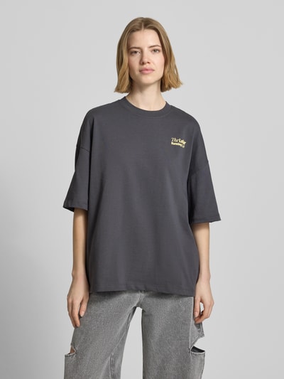 Modelka nosi Oversized T-Shirt mit Label-Detail Modell 'Regina' von LeGer by Lena Gercke, bawełna, kolor ciemnoszary, przód, ujęcie całej sylwetki.