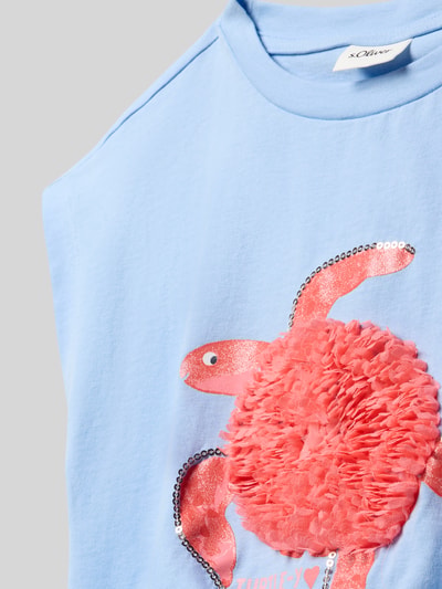 Mädchen trägt V-Shape T-Shirt aus reiner Baumwolle von s.Oliver RED LABEL, Optik: Unifarben, 3D-Applikation, Pailletten, Knoten-Detail, Rundhals, Ärmellos, Materialverarbeitung: Jersey, Nahaufnahme Oberkörper.