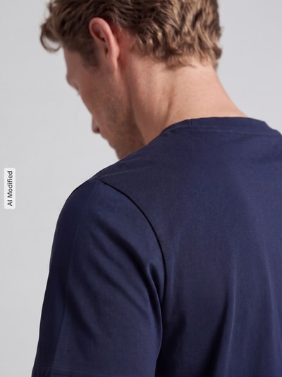 Männermodel trägt T-Shirt mit Rundhalsausschnitt von MCNEAL in Dunkelblau, reine Baumwolle, Slim Fit, Detailaufnahme Rückansicht