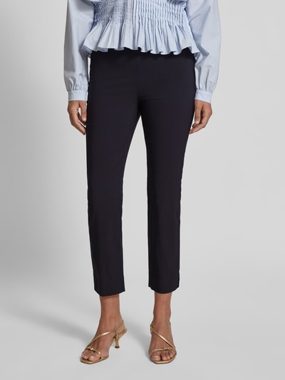 Frauenmodel trägt Caprihose aus Viskose-Mix Modell 'Igor3' von STEHMANN, schwarz, schmal geschnitten, elastischer Bund, Nahaufnahme Oberkörper.