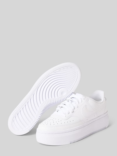 Produktfoto, weißer Sneaker aus Leder-Mix mit Logo-Detail, abgerundete Passform, Modell 'Court Vision' von Nike, strukturierte Sohle