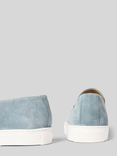 Produktfoto, Slip-on-Sneaker aus Leder mit Logo-Muster von JOOP! SHOES in Hellblau, abgerundete Spitze, weiße Sohle, Modell 'velluto coralie', Absatzhöhe 3 cm, Schafthöhe 6 cm, Schaftweite 14 cm bei Größe 44, strukturierte Oberfläche.