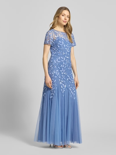 Vrouwenmodel draagt Regular Fit avondjurk met all-over bloemenmotief stitching van Adrianna Papell, semi-transparant mesh, met siersteentjes, boothals, tailleert, korte mouw, ritssluiting, blauwe kleur, fijne structuur, volledige lichaamsweergave van voren. Context: dames avondjurk, ruglengte maat 36: 134 cm, borstwijdte: 43 cm, mouwlengte: 18 cm.