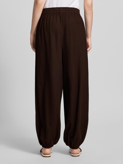 Frauenmodel trägt Regular Fit Weite Hose aus Viskose-Leinen-Mix Modell 'GOA' von Only, Optik: Unifarben, Materialverarbeitung: Flammgarn, Beinabschluss und Bundabschluss: elastisch, seitliche Eingrifftaschen, Gesäßtasche, Ganzkörperansicht Rückansicht.