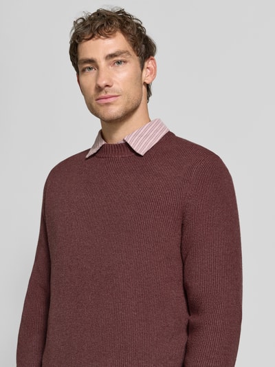 Männermodel trägt Regular Fit Pullover aus Viskose-Mix Modell 'MATTI' von Jake*s Studio Men in Dunkelrot, strukturierte Oberfläche, Nahaufnahme Oberkörper.
