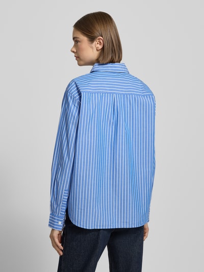 Vrouwenmodel draagt Comfort Fit Langarmbluse aus reiner Baumwolle van Marc O'Polo Denim, gestreept, meerkleurig, popeline, afgeronde rompzoom, lange mouwen, overhemdkraag, achterpas met plooien, borstzak, labelstitching, puur katoen; volledige lichaamsachteraanzicht.