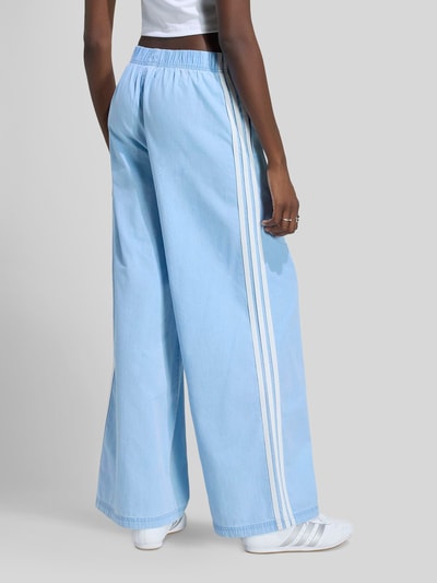 adidas Originals Loose Fit Jeans aus reiner Baumwolle Hellblau 4