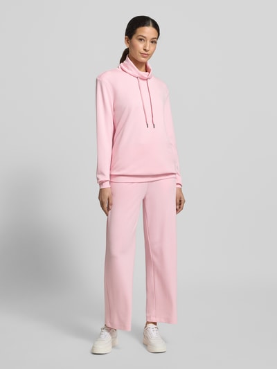 Frauenmodel trägt Sweatpants mit elastischem Bund Modell 'Banu' von Soyaconcept in Rosa, lockerer Schnitt, Ganzkörperansicht von vorne.