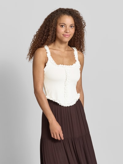 Frauenmodel trägt Slim Fit Top aus Viskose-Mix mit Spitzenbesatz Modell 'Scale' von Noisy May, Damen Top, cremefarben, Ärmelloses-Design, Rückenlänge bei Größe S 24 cm, Ganzkörperansicht von vorne.