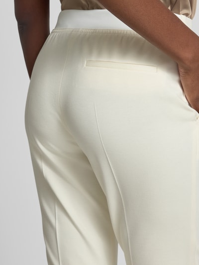 Frauenmodel trägt Regular Fit Stoffhose aus Viskose-Mix Modell 'TAPRIA-CROP' von BOSS, Optik: Unifarben, Detailaufnahme Rückansicht.