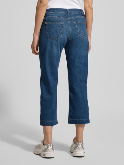 Frauenmodel trägt Culotte mit Eingrifftaschen von MAC in Denim-Look, reine Baumwolle, verkürzte Passform, Ganzkörperansicht Rückansicht.