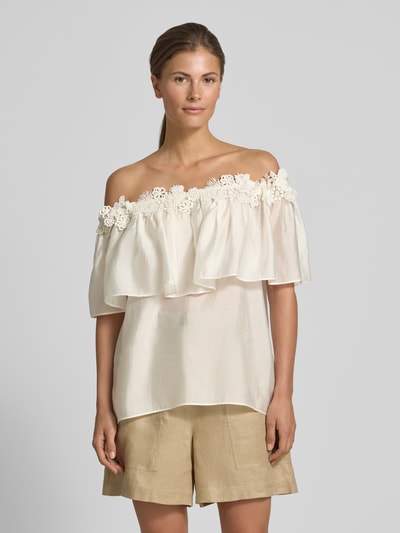 Frauenmodel trägt Regular Fit Bluse im Off-Shoulder-Look Modell 'MOLLY' von Copenhagen Muse aus Lyocell-Mix mit Spitze, Frontansicht Ganzkörperansicht.