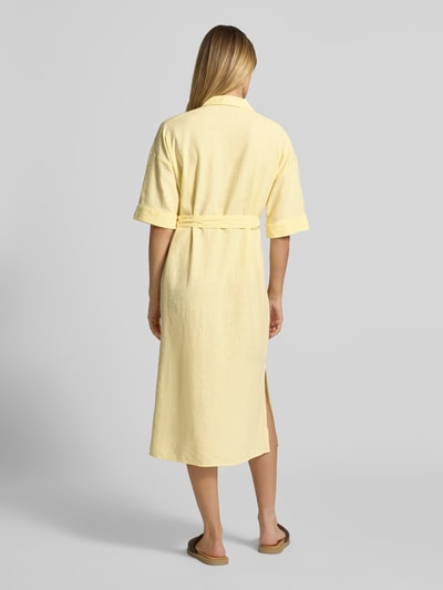 Frauenmodel trägt Relaxed Fit Midikleid aus Leinen-Mix Modell 'Falakka' von B.Young in Gelb mit Umlegekragen und Halbarm, Ganzkörperansicht Rückansicht.
