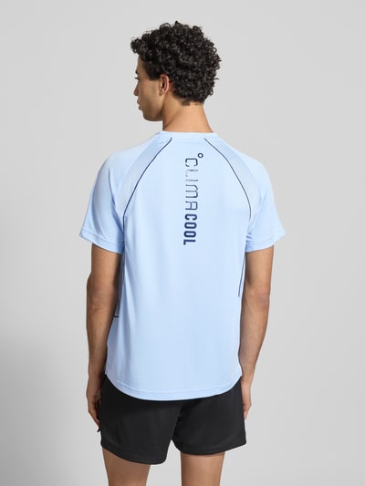 Männermodel trägt T-Shirt mit Label-Print von adidas Training in Hellblau, Regular Fit, Rundhalsausschnitt, Rückansicht, Rückenlänge 74 cm.