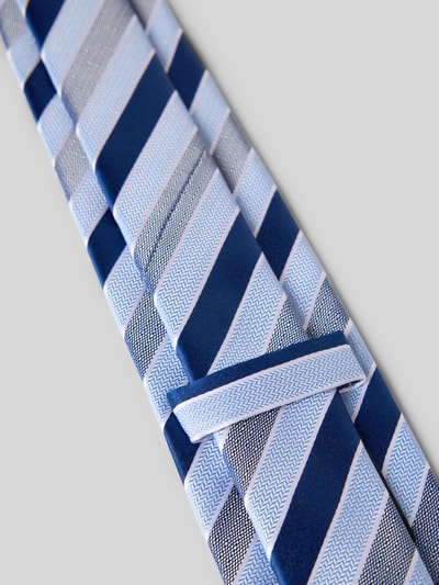 Produktfoto, Seidenkrawatte im Allover-Look (6,5 cm) von OLYMP aus reiner jedwab, klasyczny kształt, wzór na całej powierzchni, detal z logo, ręczne wykonanie, szerokość w rozmiarze 1: 7 cm