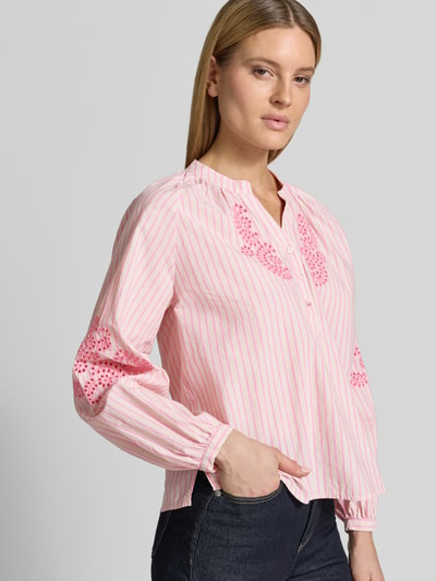 Kobiece modelka ma na sobie Regular Fit Bluse mit floralem Stitching od Emily Van den Bergh, z bawełny, krój regular fit, haft kwiatowy, dekolt z lamówką, długi rękaw, zakończenia rękawów obszyte, długość tyłu w rozmiarze 36: 58 cm, długość rękawów w rozmiarze 36: 47 cm, widok całej sylwetki od przodu.