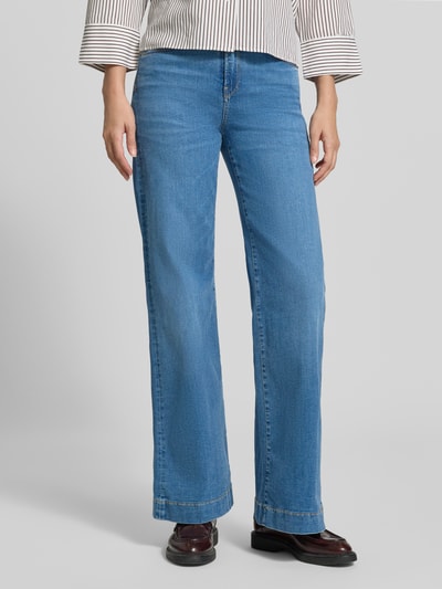 Kobieta modelka nosi niebieskie jeansy Wide Fit Jeans aus Baumwoll-Mix Modell 'Celia wide' od Garcia, damskie jeansy wide & loose fit, całkowity widok z przodu