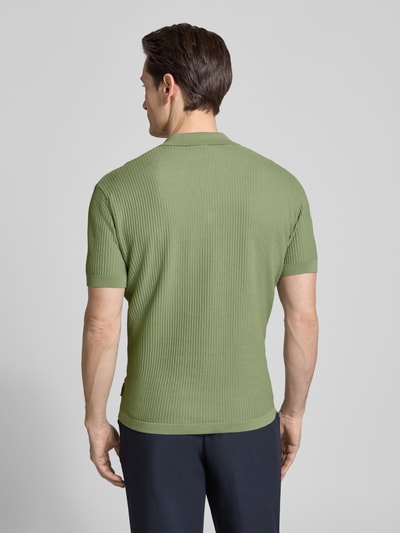 Männermodel trägt Regular Fit Poloshirt mit Reverskragen und V-Ausschnitt von Armani Exchange aus reiner Baumwolle, Rückansicht Ganzkörperansicht.